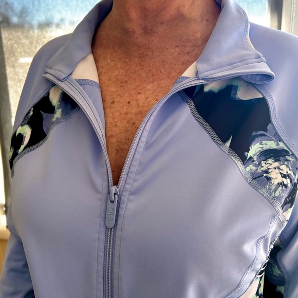 Fila jacket, zippered front, zippered side pockets, sleeve cuffs with thumb hole - Picture 8 of 12